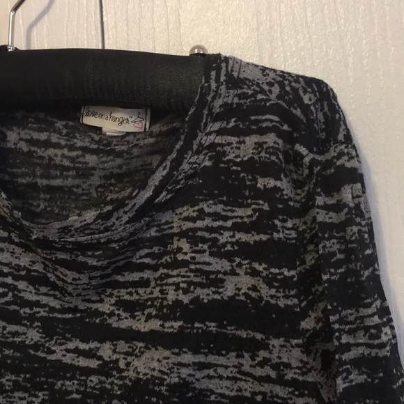 Love on the hanger Top Small - Picture 2 of 4